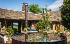 Une petite piscine extérieure propose des rafraichissements pendant les jours d’été chauds petite piscine de plonge maison à louer à la campagne