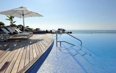 piscine à débordement luxe vue sur mer