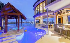 Belle piscine extérieure vue de nuit