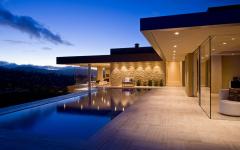 La terrasse avec la piscine de cette superbe maison de luxe joliment éclairée dans la nuit terrasse extérieure belle piscine maison moderne