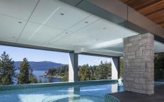 piscine semi-couverte avec vue sur l'océan
