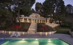 piscine extérieur éclairée de nuit