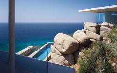 Nichée dans les hauteurs de la côte mexicaine cette maison secondaire est un pur coin paradisiaque belle piscine de luxe à débordement