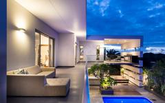 La piscine de cette maison contemporaine d'architecte