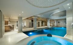 piscine intérieure chauffée chalet rustique luxe