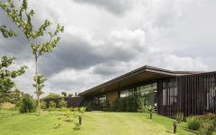 La propriété s’étend sur un vaste terrain plat et verdoyant dévoilant de jolis panoramas pittoresques exemple architecture originale maison nature
