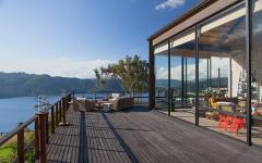 terrasse avec vue sur l'eau