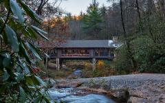 chalet bâti sur torrent cours d'eau