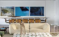 Côté salle à manger, l’ambiance reste insouciante, lumineuse et moderne ameublement design tendance moderne villa de luxe