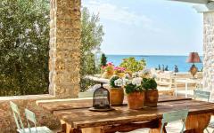 Une partie de la terrasse est couverte et représente une salle à manger extérieure avec belle vue sur la mer salle à manger dehors jardin résidence secondaire mer
