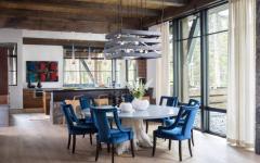 La cuisine et la salle à manger sont spacieuses, baignées de lumière et donnent sur l’outdoor cuisine salle à manger rustique déco aménagement résidence secondaire luxe