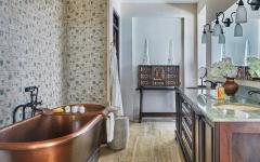 L’une des salles de bains spacieuses et rustiques qui correspond au design intérieur de cette maison de vacances salle de bain claire maison de luxe vacances exotiques