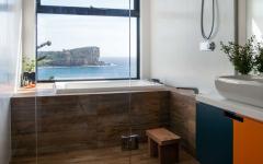 Le design de la salle de bains s’inscrit parfaitement dans le thème choisi pour l’indoor salle de bain design épuré écologique