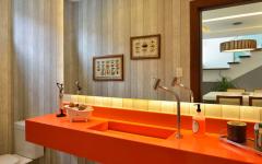 Une décoration aquatique que l’on retrouve jusqu’à dans les toilettes situées au rez-de-chaussée toilettes déco orange maison moderne familiale secondaire