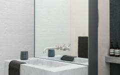Une des salles de bains de cette maison de ville moderne fraichement construite pierre et marbre salle de bain minimaliste