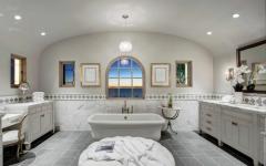 salle de bains au design luxe marbre blanc