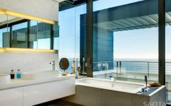 Une des multiples salles de bain design de cette belle demeure intérieur design spacieux luxueux de haut standing