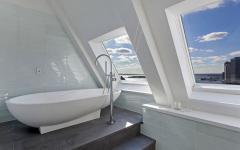 salle de bains en marbre avec vue