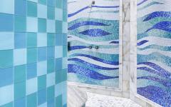 Doubles douches à l’italienne autour d’un jacuzzi en marbre – carrelage mural mosaïque aménagement salle de bains douche italienne mosaïque