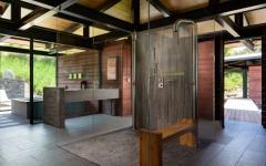 Belle salle de bains maison plain-pied exotique