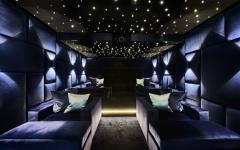 Une salle de projection privée fait partie des atouts indéniables de cette belle villa exotique belle salle de cinéma privée maison secondaire de luxe mer