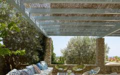 Une seconde terrasse borde la grande piscine de cette luxueuse maison méditerranéenne ameublement extérieur piscine maison secondaire