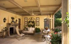 Le patio offre un lieu pour recevoir permettant d’apprécier la piscine et l’outdoor patio salon extérieur maison traditionnelle