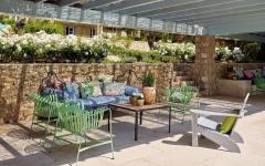Un autre salon outdoor délicieusement ombragé se trouve sur la seconde terrasse près de la piscine mobilier outdoor piscine belle demeure de vacances