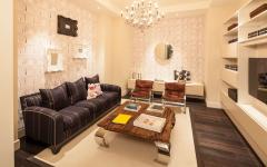 Un salon privé séparé de la pièce principale et à la déco murale trompe-l’œil est consacré à la télé salon tv family room appartement de luxe