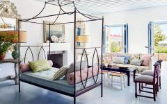 Des couleurs pastel, des meubles simples mais chics et des accessoires de déco un brin rétro séjour maison méditerranéenne de luxe avec vue