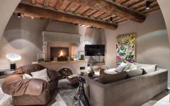 Les poutres apparentes se marient parfaitement avec le feu dans la cheminée pour créer une ambiance accueillante séjour assises design luxe