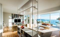 Vue imprenable sur la mer depuis cette maison moderne