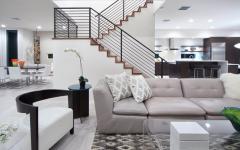 Escalier et intérieur de cette belle maison en blanc