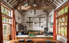 Le séjour spacieux de cette belle demeure et avec une grande hauteur sous plafond cottage anglais à louer séjour rustique luxe