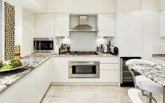 cuisine en marbre blanc et marbre gris