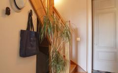 L’entrée de ce joli appartement rénové d’où on peut accéder aux chambres situées à l’étage ancien logement de ville appartement refait à neuf