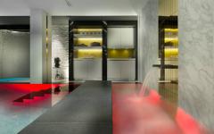 Un centre spa fait aussi partie de ce chalet de ski luxueux où on peut apprécier des massages relaxants centre spa piscine chauffée intérieure chalet de luxe courchevel