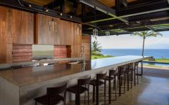 Spacieuse et luxueuse cuisine donnant sur le jardin et l’eau Cuisine avec vue superbe sur la plage