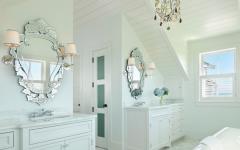 spacieuse et luxueuse salle de bains en blanc