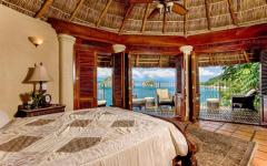 Intérieur en bois exotique et vue sur la mer