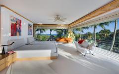 belle chambre avec vue sur palmiers et mer