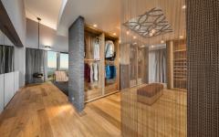 Le dressing de la chambre offre de l’espace et des aménagements utiles déco design dressing de luxe maison de campagne prestige