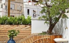 Une des deux terrasses qui ajoutent une touche agréable à ce petit appartement moderne partie outdoor appartement citadin moderne luxe