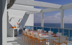 Aménagement magnifique de la terrasse de cet appartement luxueux appartement avec vue sur la mer la terrasse aménagée