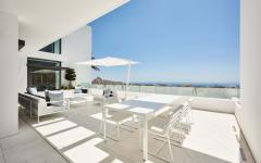 Parfait endroit ombragé pour partager un repas en plein air, se relaxer ou se baigner terrasse avec piscine et vue sur la mer