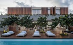 Grande terrasse en bois bordant une longue piscine outdoor de cette belle maison familiale piscine extérieure luxe terrasse en bois
