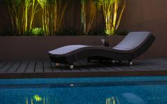 Belle terrasse en bois autour de la grande piscine représentant la cerise sur le gâteau terrasse piscine outdoor luxe en bois