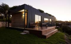 La terrasse située en arrière permet de scruter l’océan et d’apprécier les beaux jours chemin le tour de la maison en bois durable maison éco
