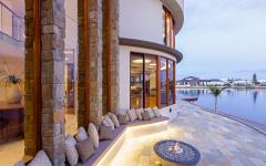 Terrasse agréable avec vue sur la piscine et la mer