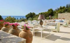 terrasse piscine villa de luxe rustique rétro